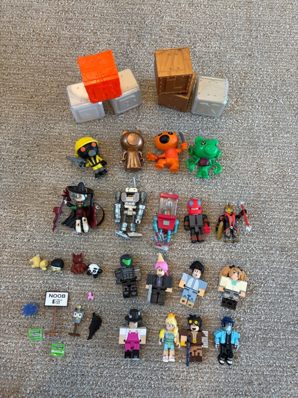 ROBLOX BUNDLE In great Condition. Has 34 plus pieces.